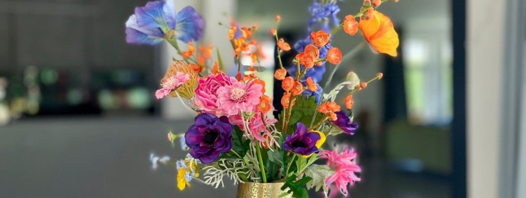 Kleurrijke bloemen vaas: zo creëer je een levendig seizoenstableau