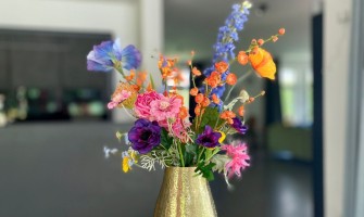 Kleurrijke bloemen vaas: zo creëer je een levendig seizoenstableau