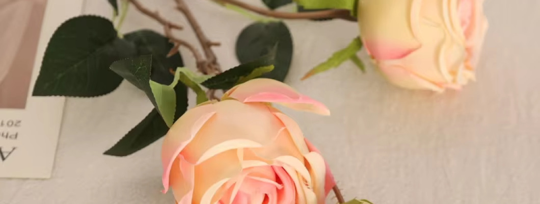 roze zijde rozen lente — Zo geef je je interieur een frisse lentestijl