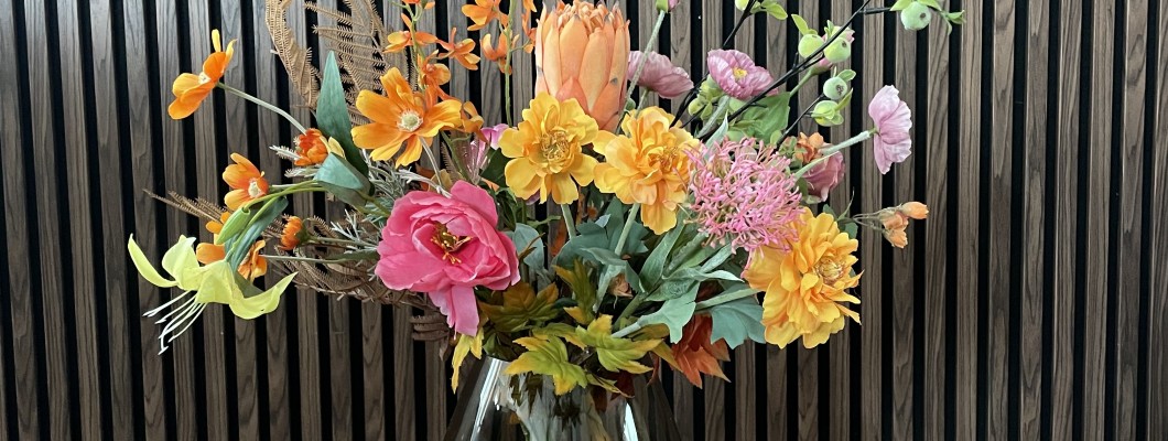 Kunst chrysanten herfststyling: warme kiku boeketten voor een sfeervol interieur