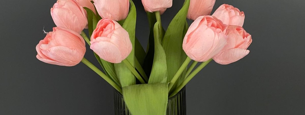 Goedkope zijden bloemen stylen: budgetvriendelijke tips voor een stijlvol interieur